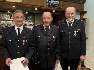 Carsten Schipmann (v.l.), Jens Kahlke und Rolf Kahlke erhielten das Goldene Feuerwehrehrenkreuz am Bande für 40 Jahre aktiven Dienst in der Feuerwehr.